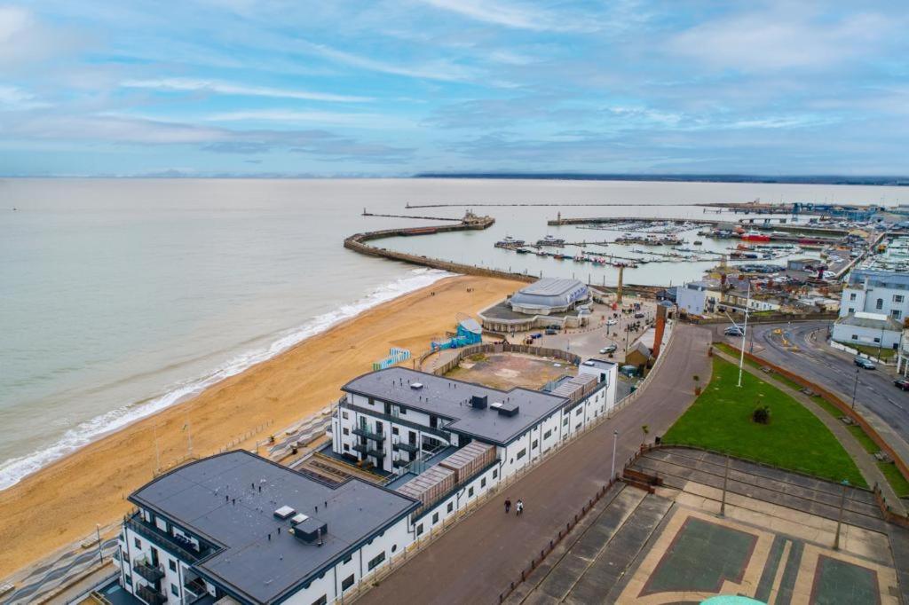 an aerial view of a beach and the ocean at Charming Three Bedroom House near to Beach - Free WiFi and Breakfast in Kent