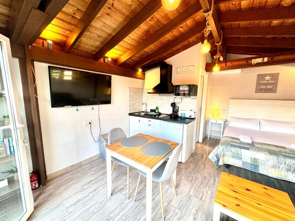 Kuchyňa alebo kuchynka v ubytovaní 3 Casita-Estudio con Jardín en la playa