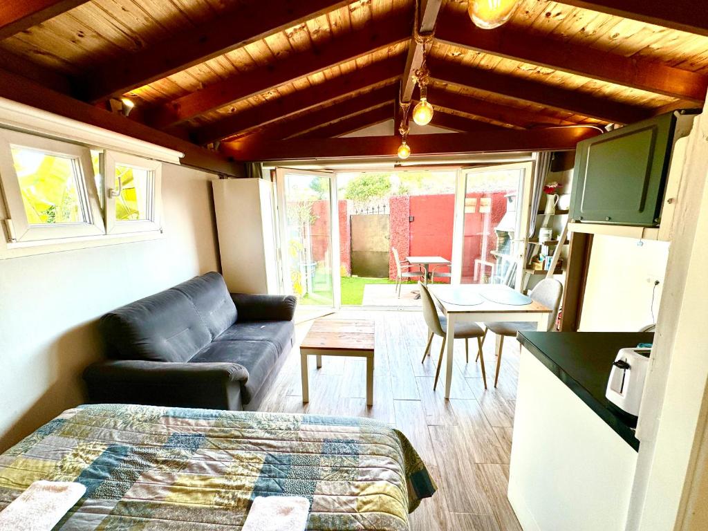 Kuchyňa alebo kuchynka v ubytovaní 3 Casita-Estudio con Jardín en la playa