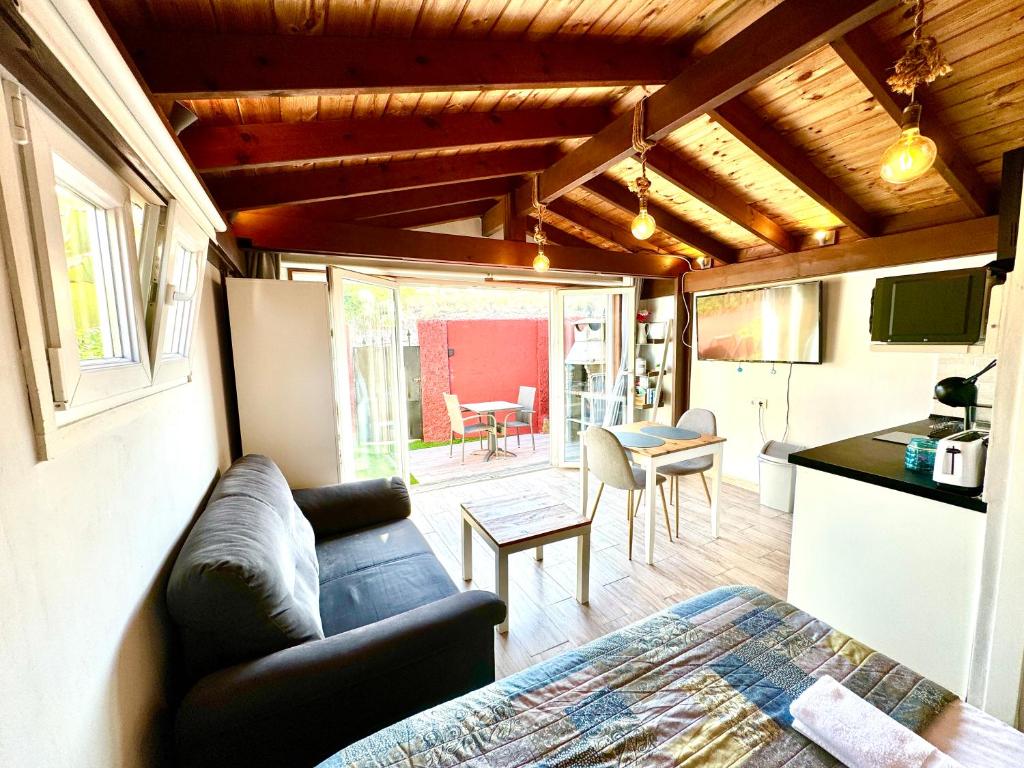 Kuchyňa alebo kuchynka v ubytovaní 3 Casita-Estudio con Jardín en la playa