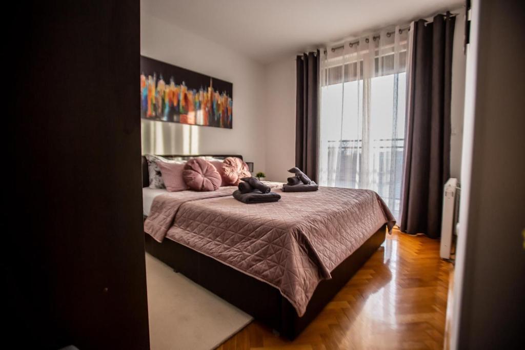 斯拉沃尼亞布羅德的住宿－Apartman Elly，一间卧室,配有一张带两个泰迪熊的床