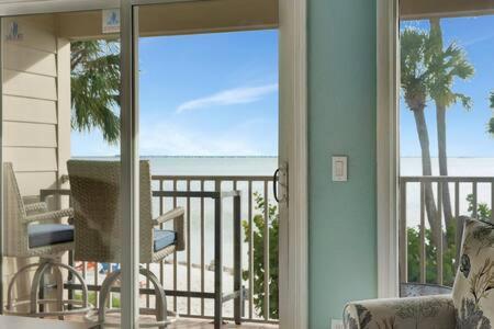 Balkón nebo terasa v ubytování Oceans Pointe Nantucket inspired condo on the bay