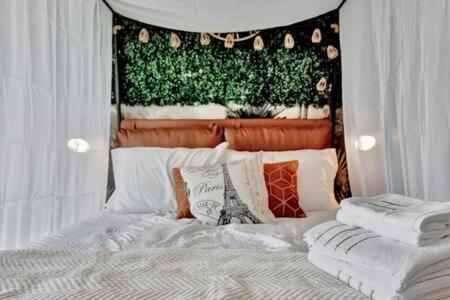 Postel nebo postele na pokoji v ubytování The Hemingway subtropical luxury on the Tampa Bay