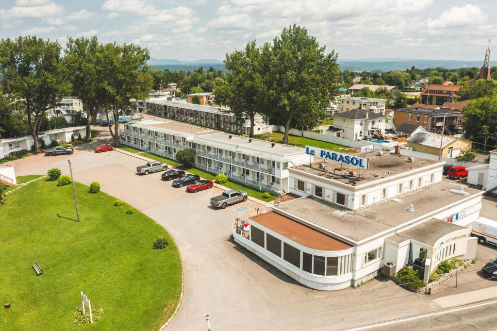 une vue aérienne sur une ville avec un bâtiment dans l'établissement Auberge le Parasol, à Saguenay