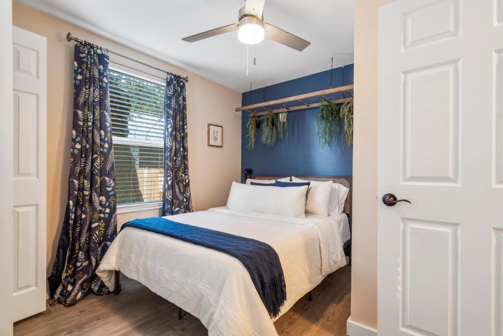 1 dormitorio con 1 cama y ventilador de techo en Quiet get away in a vibrant city en Saint Augustine