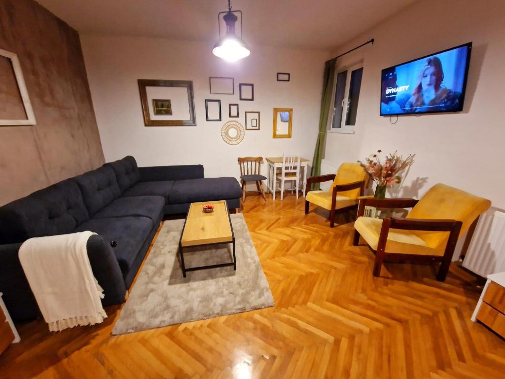 un soggiorno con divano e tavolo di Nomad Apartment Braşov a Braşov