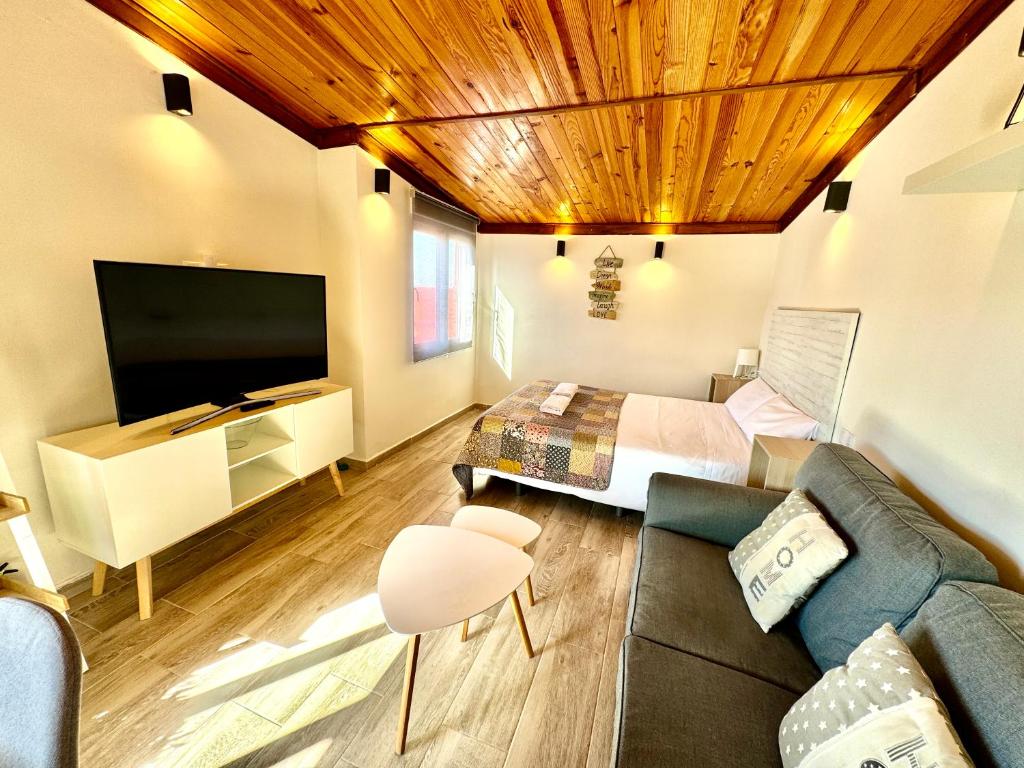 Televízia a/alebo spoločenská miestnosť v ubytovaní 4 Estudio-Solárium Gran Alacant