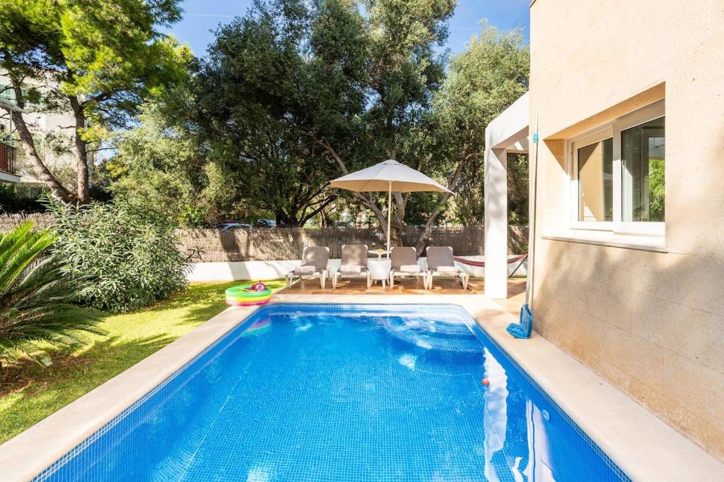 einen Pool im Hinterhof eines Hauses in der Unterkunft My Casa Ferrera in Cala Ferrera