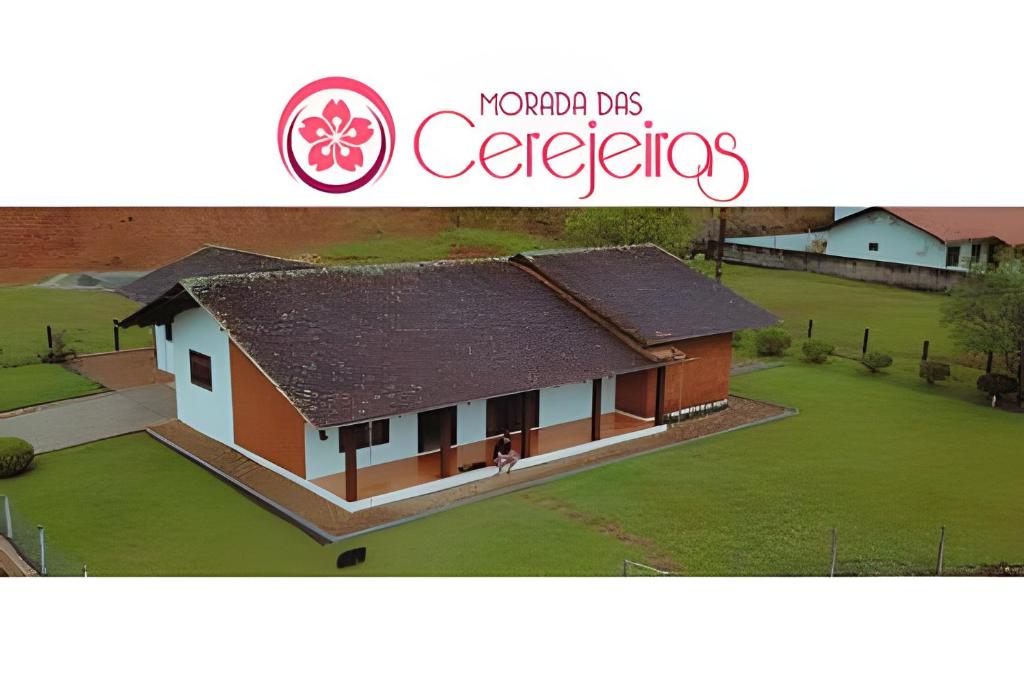 uma imagem de uma casa com as palavras celebrações de segunda-feira em Morada Das Cerejeiras - Espaçosa e Ideal para Pets em Rio Forcação