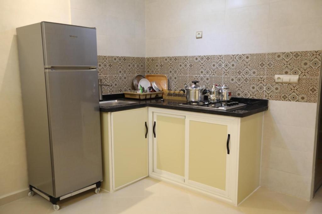 una cucina con frigorifero e lavandino di مولاي يعقوب a Fes
