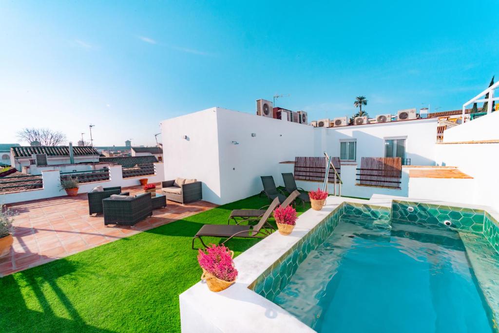 a villa with a swimming pool and a patio at Casa San Mateo in Córdoba