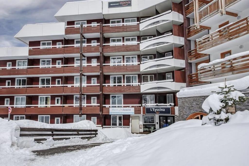 een gebouw met een berg sneeuw ervoor bij Eyssina Vars les Claux Appartement 6 pers avec vue vallée in Vars