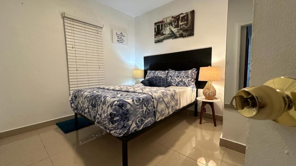 Een bed of bedden in een kamer bij Private Rooms