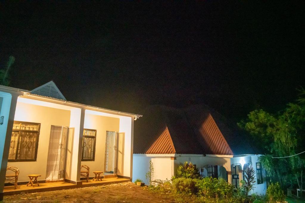 uma casa à noite com um céu escuro em New Dream House em Arusha