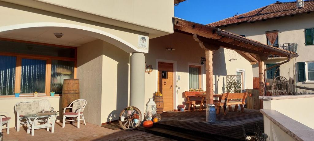 une terrasse couverte d'une maison avec une table et des chaises dans l'établissement Horse House, à Romallo