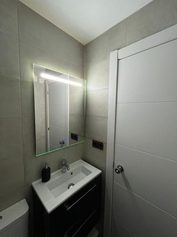 a bathroom with a sink and a shower with a mirror at Habitación privada en Barcelona in Barcelona