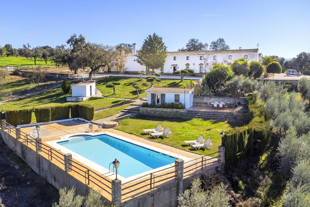 uma vista aérea de uma casa com piscina em Cubo's Hacienda El Baldio em Alcalá del Valle