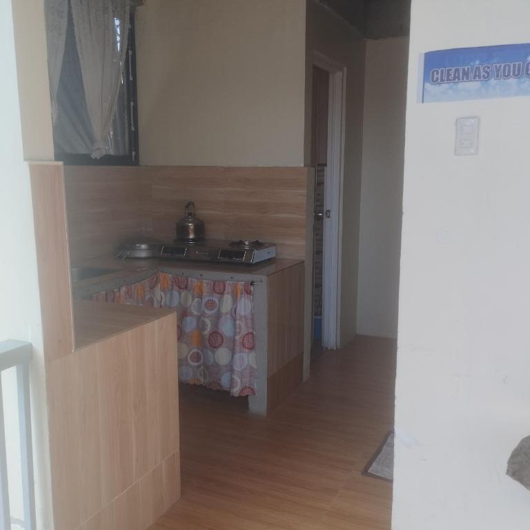 een kamer met een keuken met een aanrecht bij llaves trancient 3 in Nasugbu