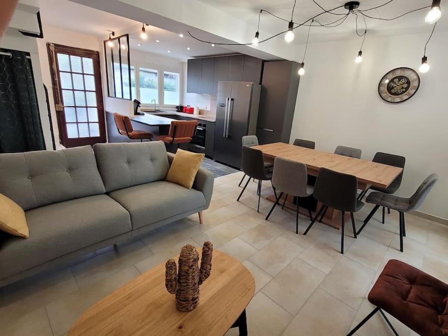 un salon avec un canapé et une table dans l'établissement Magnifique Maison proche centre-ville/ Climatisée, à Montpellier