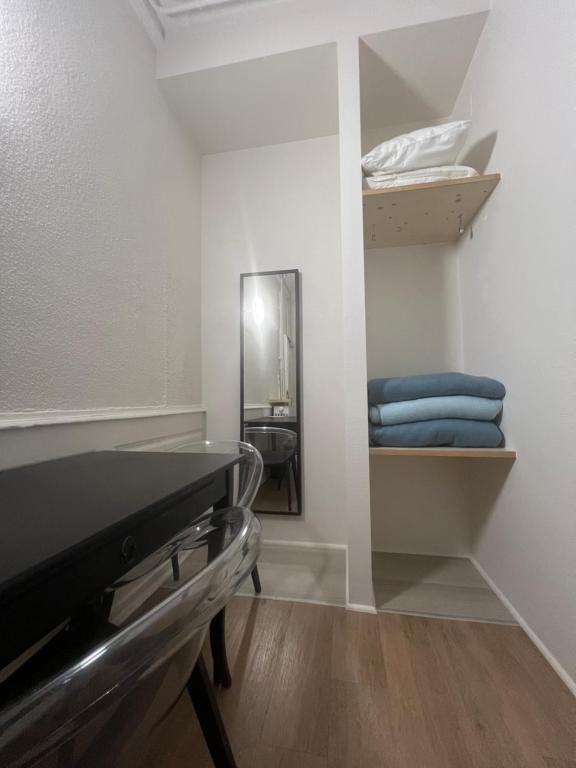 Postel nebo postele na pokoji v ubytování Hôtel Patricia - Strasbourg Hyper Centre