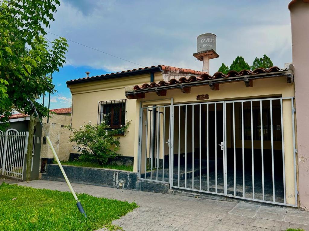 brama przed domem w obiekcie Ahicito - Casa en Tres Cerritos w mieście Salta