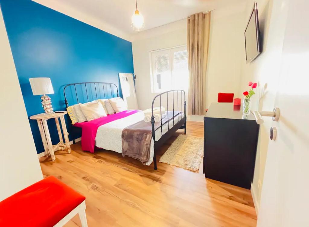 een slaapkamer met een bed en een blauwe muur bij Cozy private double-Twin room Oporto downtown in Porto