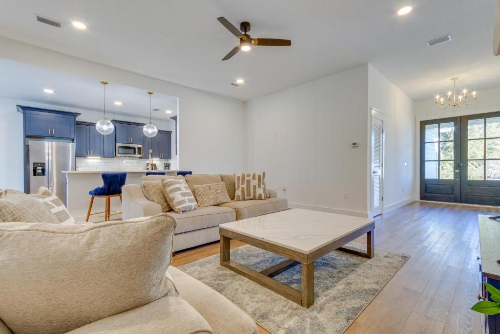 una sala de estar con un sofá y una mesa en Modern Gulf Breeze Home with Patio 13 Mi to Beach!, en Oriole Beach