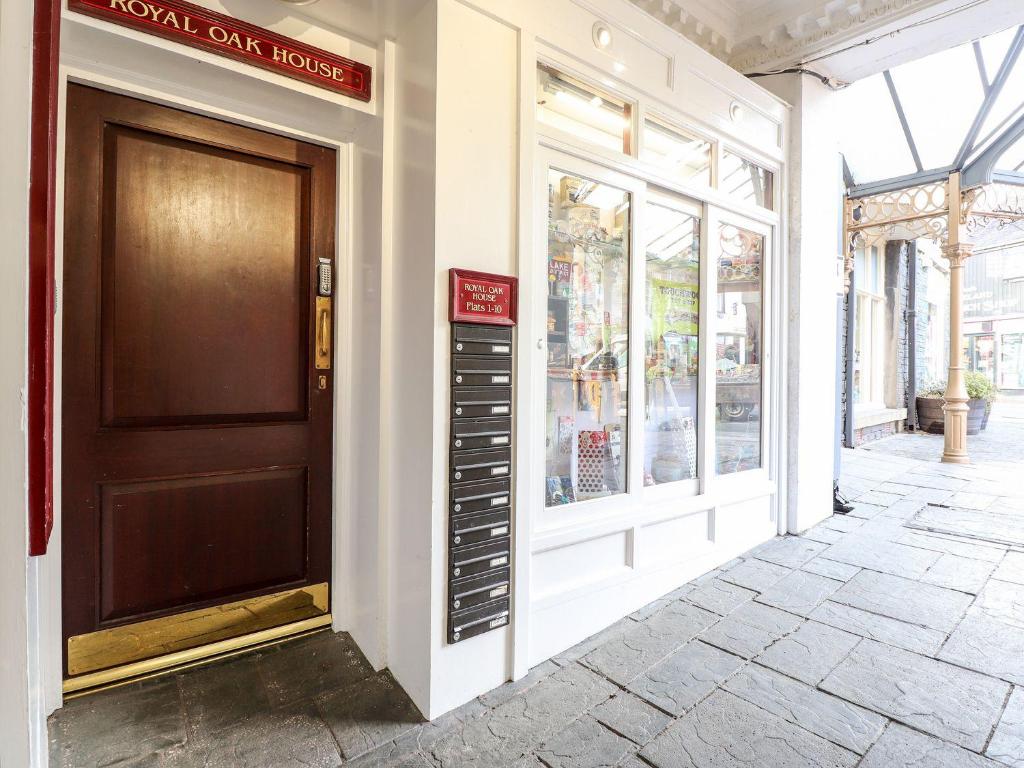 uma porta para uma loja com uma placa que lê hotel em casa em Walla Crag, Royal Oak House em Keswick