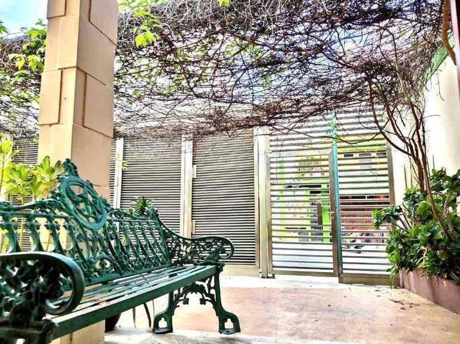un banco verde sentado frente a un edificio en Ubicación privilegiada con encanto local., en Cozumel