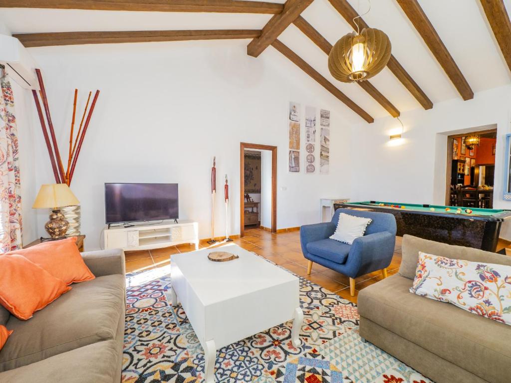 Televízia a/alebo spoločenská miestnosť v ubytovaní Cubo's Hacienda El Baldio