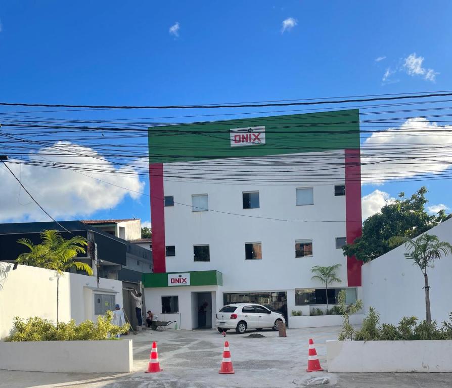 un edificio con un coche aparcado delante de él en ONIX AGUAS CLARAS en Salvador