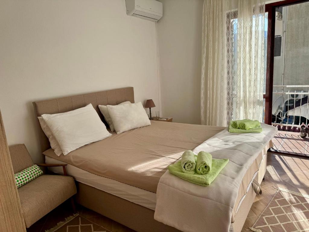 sypialnia z łóżkiem z dwoma ręcznikami w obiekcie KOALA 3 w mieście Trstenik