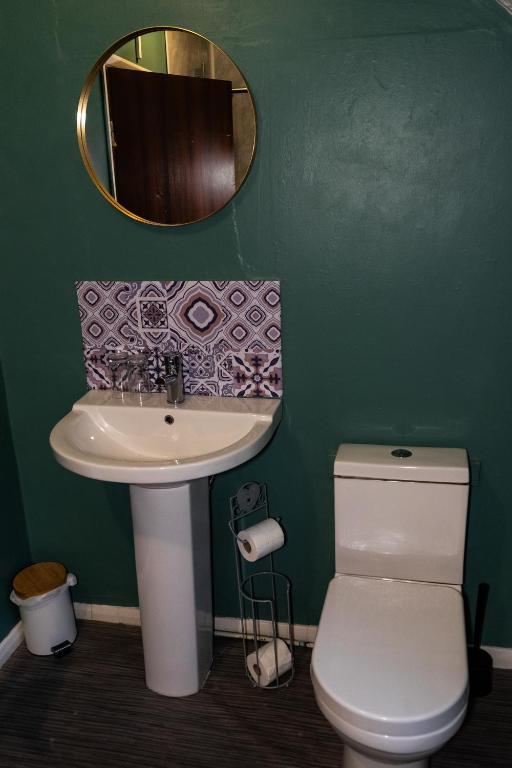 The lodge at Carlton tavern free parking - King Room