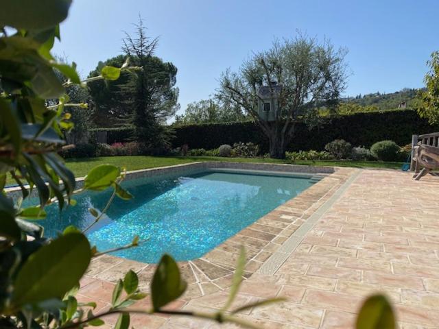 une petite piscine dans une cour avec dans l'établissement VILLA EN PIERRE, à Vence