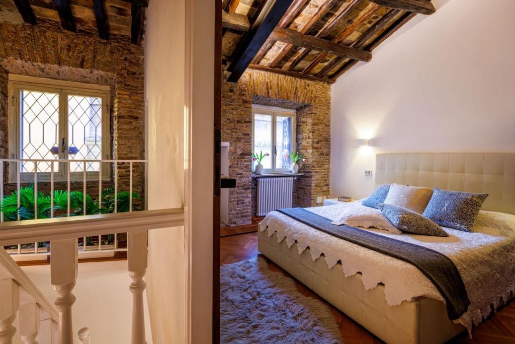 A bed or beds in a room at Romanticasa Trastevere