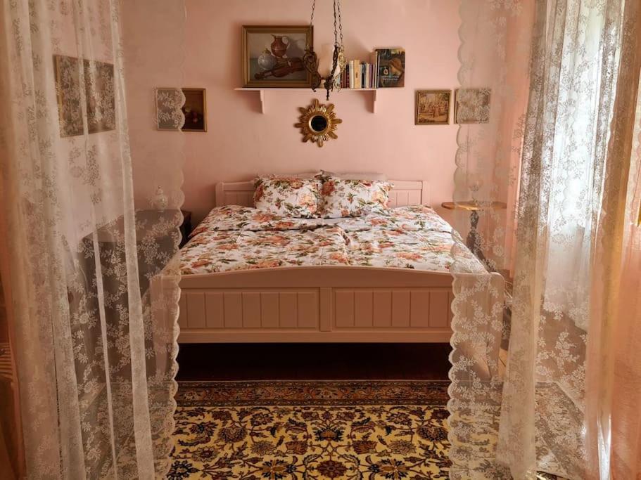 una camera da letto con letto e tende di pizzo di Romantic apartment a Fjälkinge