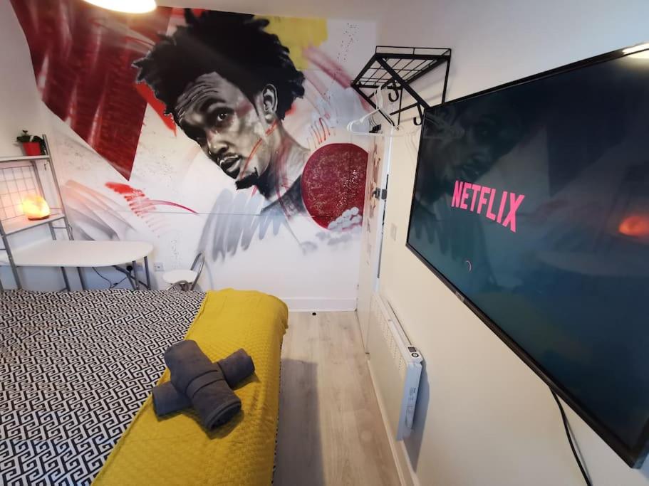 een slaapkamer met een filmposter aan de muur bij Unique LFC Themed House in Liverpool