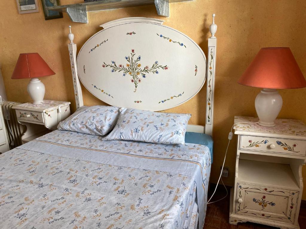 1 dormitorio con 1 cama y 2 mesitas de noche con lámparas en Lime Beach House en Armação de Pêra