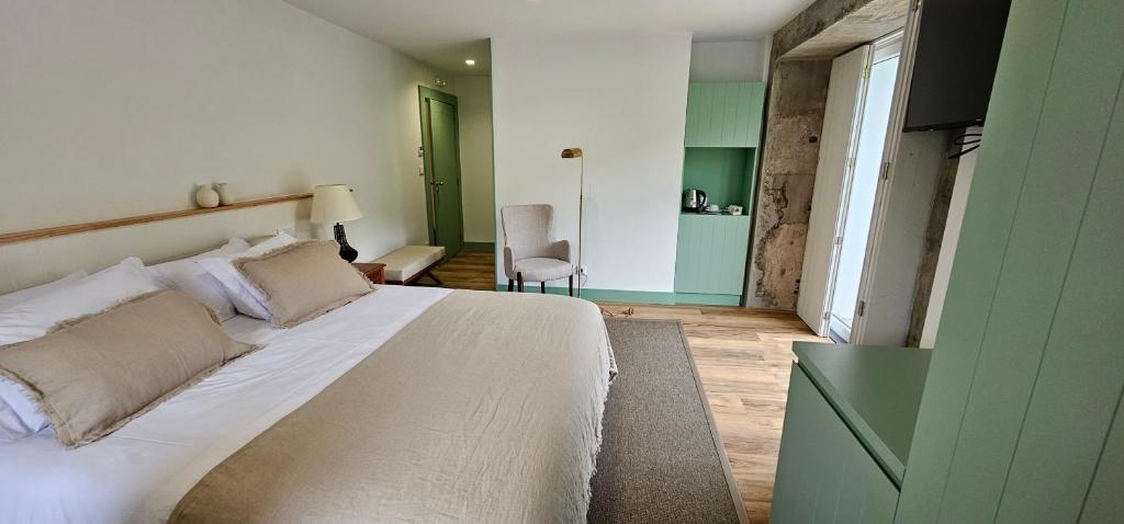 1 dormitorio con 1 cama blanca grande en una habitación en Casa de Campo Franco da Serra en Angra do Heroísmo