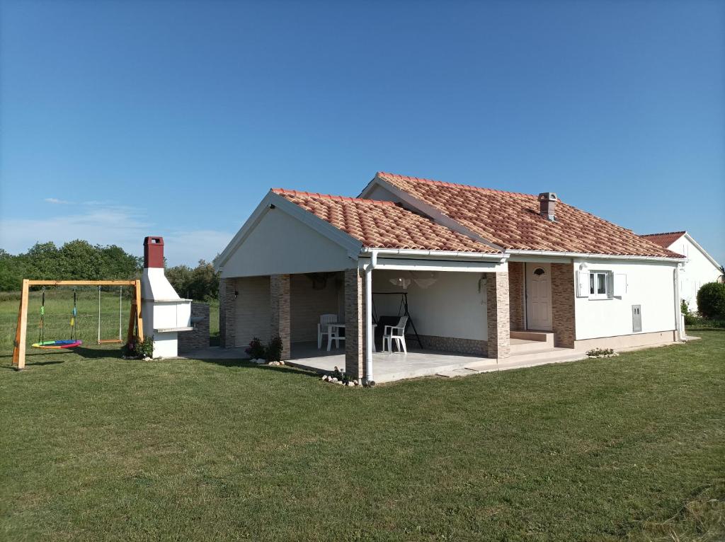 リュバッチにあるKuća za odmor ANAの白い家