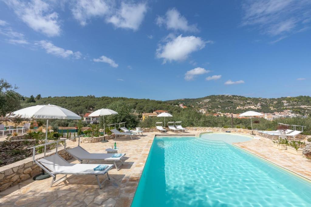 Bazén v ubytování Bibi - Danilia Cottages nebo v jeho okolí