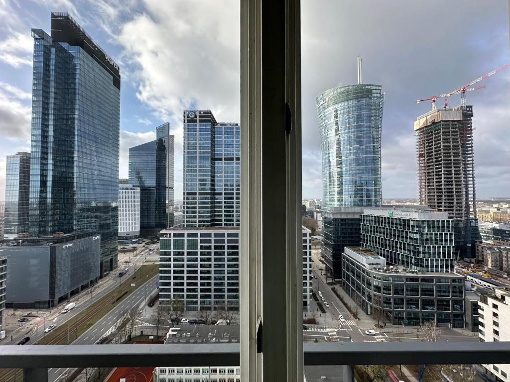 widok na panoramę miasta z okna w obiekcie Pokoje Centrum/ rooms in Centre w Warszawie