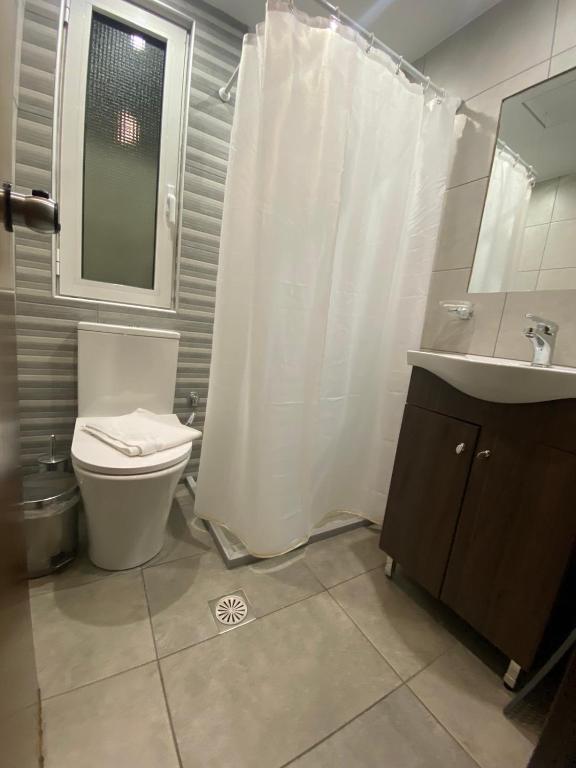 Koupelna v ubytování Glaros Hotel
