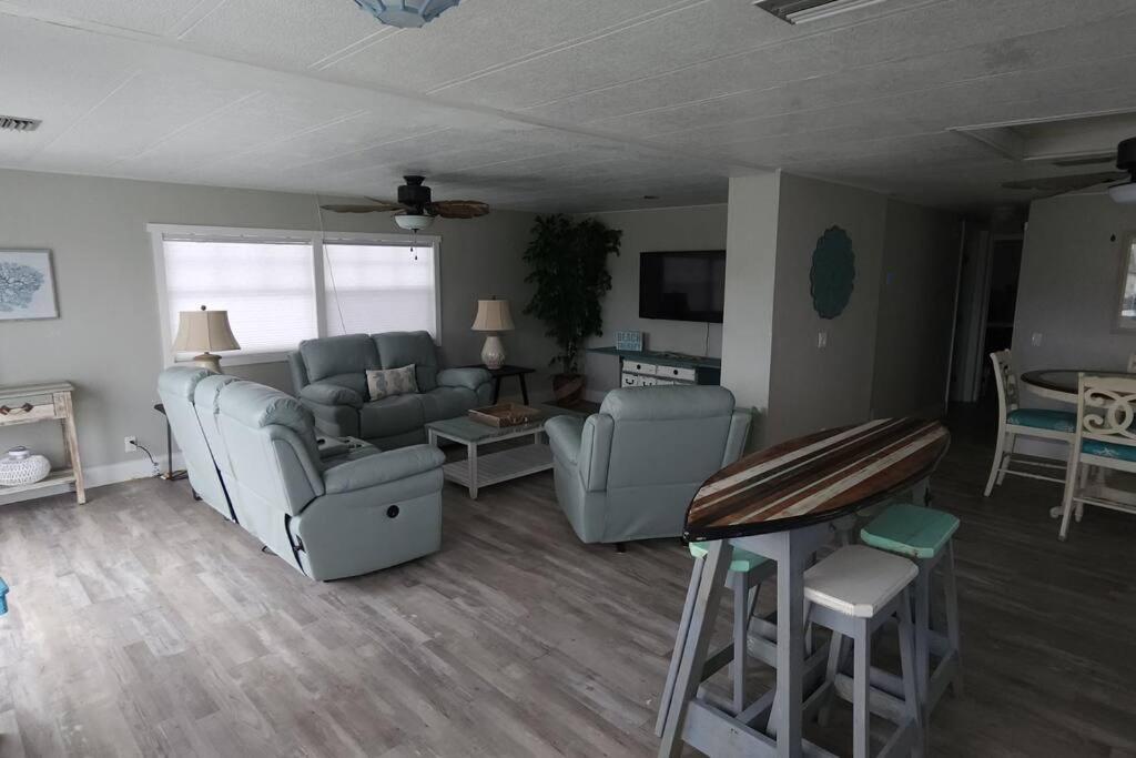Posezení v ubytování So Beachy! Pet-friendly and free early check in!