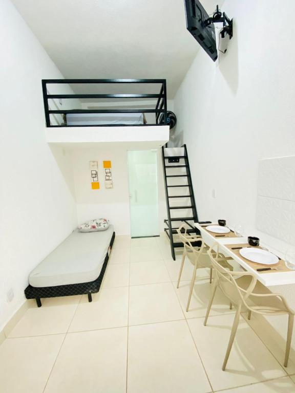 Cette chambre comprend des lits superposés, une table et des chaises. dans l'établissement DuPai Sorocaba, à Sorocaba
