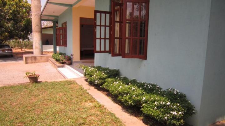 une maison avec une rangée de buissons à côté d'un bâtiment dans l'établissement Hotel Gayan's, à Uda Walawe