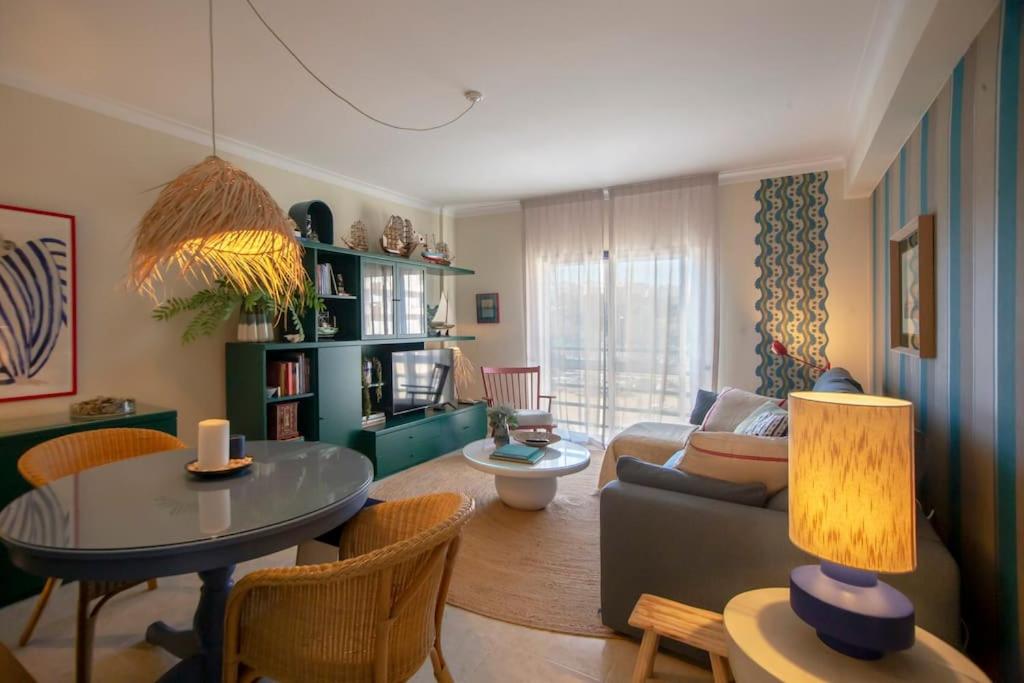 ein Wohnzimmer mit Sofa und Tisch in der Unterkunft Apartamento acolhedor em Lagos in Lagos