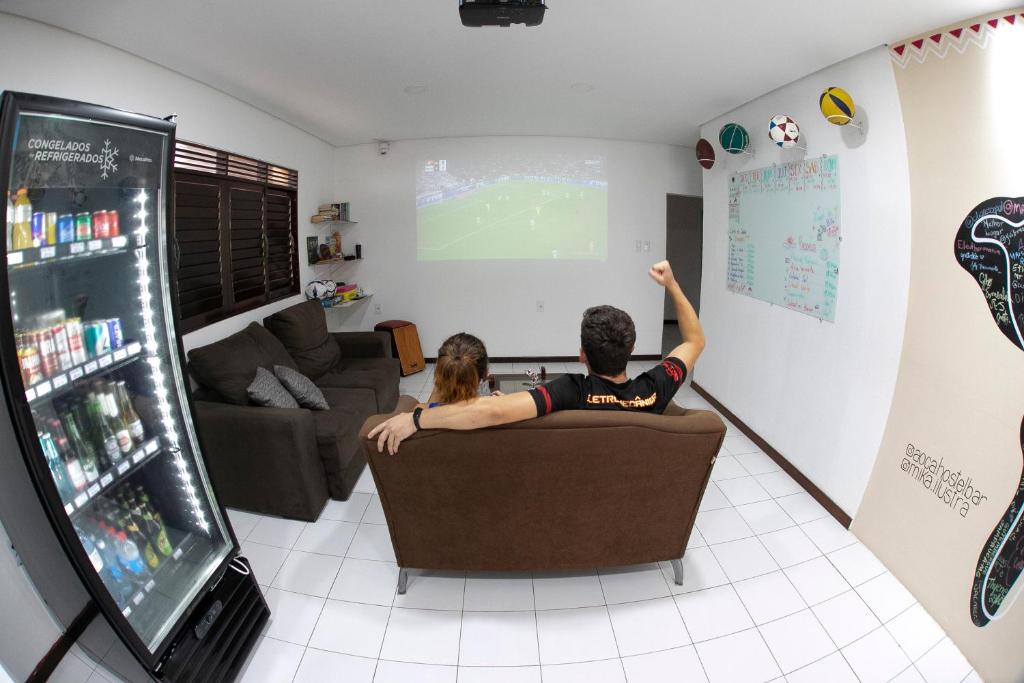 TV a/nebo společenská místnost v ubytování A Oca Hostel Bar
