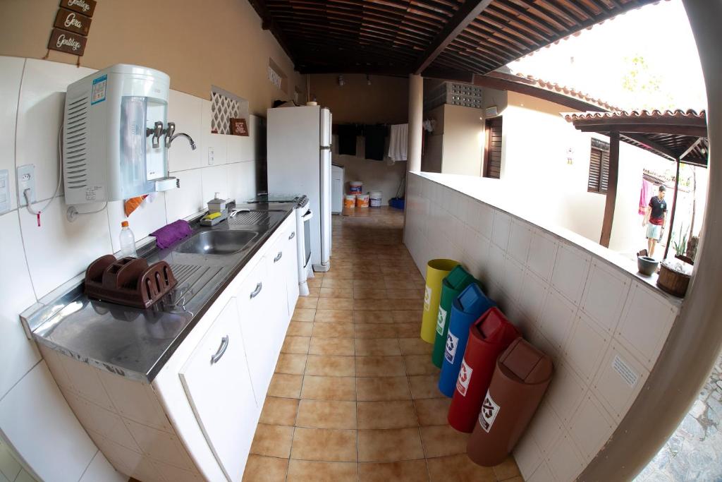 Kuchyň nebo kuchyňský kout v ubytování A Oca Hostel Bar