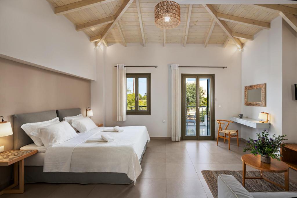 Posteľ alebo postele v izbe v ubytovaní Callisto Seaside Homes & Suites